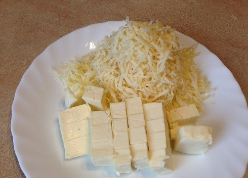 1. Этап. Суп из сыра: Плавленый сырок нарежем на небольшие кубики, а сыр натрем на средней терке.