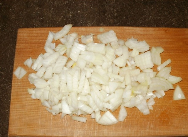 1. Этап. Грибной соус со сливками: Лук очистите от шелухи и порежьте кубиками.