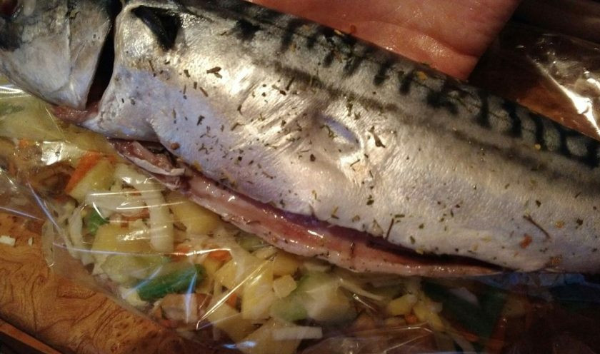 1. Этап. Скумбрия, запеченная с овощами в рукаве: 3. Отдельно приправьте специями рыбу (натрите ее хорошо снаружи и изнутри). Я использую обычные травы для рыбы. Овощи выложите в рукав и сверху положите рыбу.