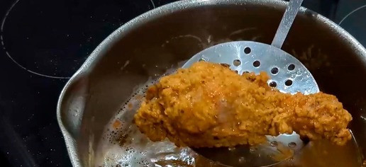 1. Этап. Куриные ножки в панировке: Разогрейте растительное масло в глубокой сковороде или во фритюрнице. Обжаривайте куриные ножки 10–15 минут, регулярно переворачивая, до образования золотистой корочки. Приготовление картофеля: