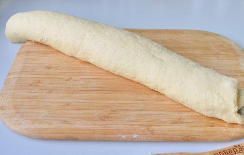 1. Этап. Французские булочки: 7. Осторожно сверните в рулет. Острым ножом порежьте на кусочки, ширина на ваше усмотрение. Но слишком высокие делать не стоит.