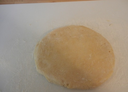 1. Этап. Рисовый пирог: 9. Разогрейте духовку до 180 градусов. Достаньте тесто из холодильника, раскатайте его довольно тонко. Выложите в жаропрочную форму.