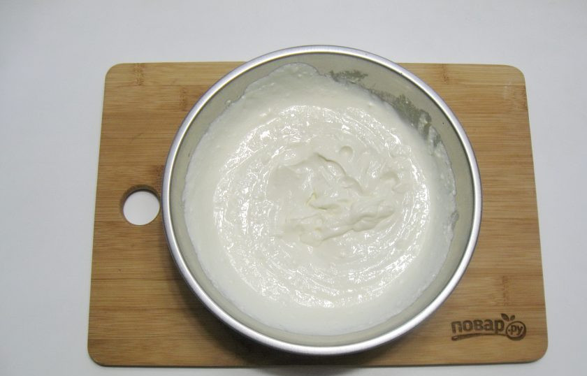 1. Этап. Творожная запеканка с яблоками и манкой: Взбейте блендером творог со сметаной, сахаром, солью и яйцом.