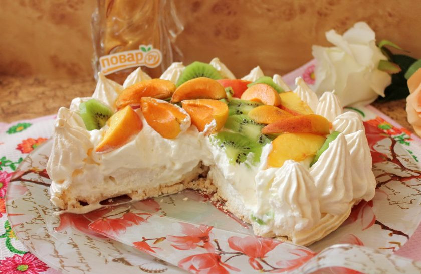 1. Этап. Безе Павлова: Торт-безе Павлова можно сразу подавать к столу.