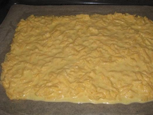 1. Этап. Сырный рулет с фаршем: Противень застилаем пергаментной бумагой и выкладываем туда полученную массу.