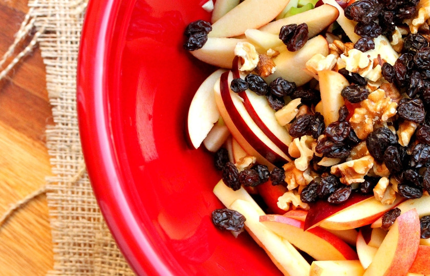 1. Этап. Салат из свежих яблок: И изюм