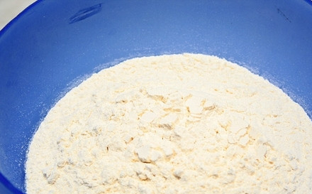 1. Этап. Постные вареники с грибами: Вначале сделайте тесто. Для этого муку просейте в миску. Потом добавьте 1 ч. ложку соли и влейте воду. Месите тесто, пока оно не перестанет приставать к рукам. Сделайте из него колобок, оставьте его на полчаса под полотенцем в тёплом месте.