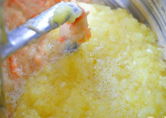 1. Этап. Морковно-кокосовый пирог: 2. Добавить стакан свежего ананаса в кухонный комбайн и измельчить. Отложить в сторону.