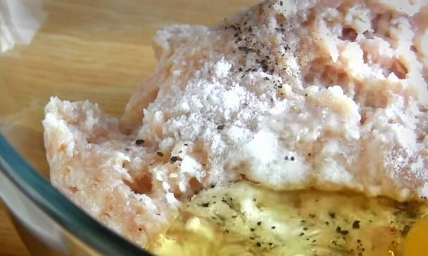 Мясные ватрушки с творогом 1. Этап. Мясные ватрушки с творогом: 1. В фарш добавьте соль, перец и яйцо. Перемешайте руками до однородности.