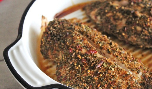 1. Этап. Куриное филе с творожным сыром: Готовое куриное филе в специях вынуть из духовки, сделать надрез посередине по длине, формируя «кармашек».