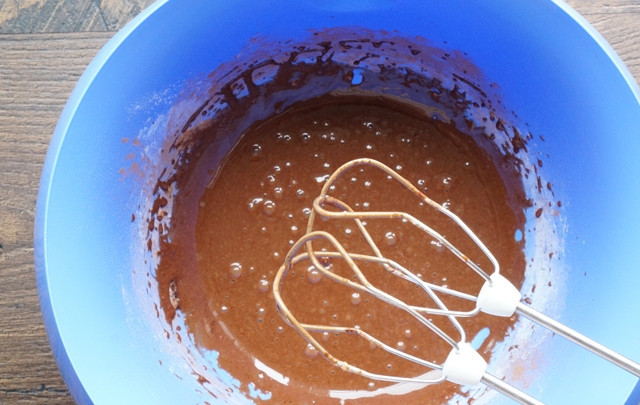 1. Этап. Кекс в микроволновке за 5 минут: Хорошенько все взбейте миксером, чтобы не было комочков.