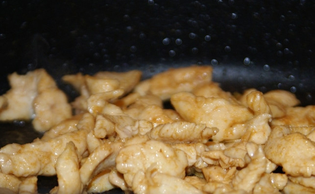 1. Этап. Салат Корейская курица: Куриное филе нарезаем небольшими кусочками, заливаем соком одного апельсина и даем замариноваться 1 час. Затем присыпаем курицу паприкой и обжариваем на растительном масле до золотистости.