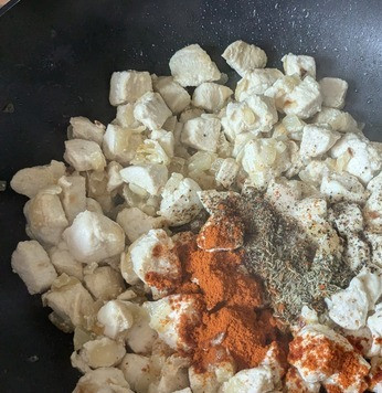 1. Этап. Куриная грудка с пастой орзо: Добавить тимьян, копчёную паприку, посолить и поперчить, хорошо перемешать.