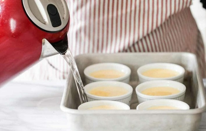 1. Этап. Классический десерт Крем-брюле: 8. Вскипятите чайник и залейте форму с пиалками кипятком на 2/3. Не влейте воду в пиалки.