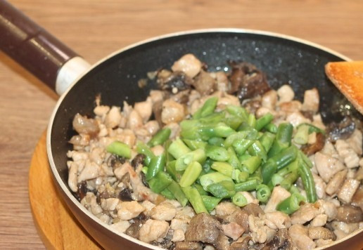 1. Этап. Закусочные пирожки с рубленной индейкой: 14. Добавляем репчатый лук, жарим минуты 3-5. Затем кладем грибы, тушим под крышкой до готовности, минут 20. Снимаем сковороду с огня. В приготовленную начинку кладем кусочек сливочного масла (20 г) и фасоль, перемешиваем. Начинка готова!