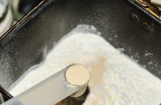 1. Этап. Домашний хлеб в хлебопечке: И проверенные(!!!) сухие дрожжи. Вставляем чашу в хлебопечку, закрываем крышку и выбираем программу 