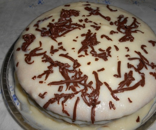 1. Этап. Торт Ночная серенада: Торт украсьте по своему желанию, например, натрите шоколад и разложите фрукты. Оставьте его для пропитки на ночь в холодильнике. Приятного чаепития!