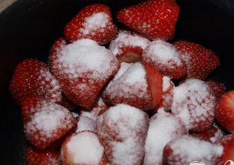 1. Этап. Клубничная губка: 4. Клубнику перебрать, помыть, отряхнуть от воды, высыпать на большую сковородку, посыпать сахаром и поставить на очень медленный огонь.
