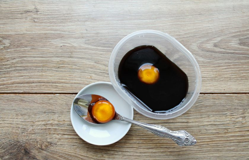 1. Этап. Маринованные желтки: Маринуйте желтки в холодильнике от 8 часов до двух суток. Чем дольше маринуются желтки, тем плотнее они становятся.