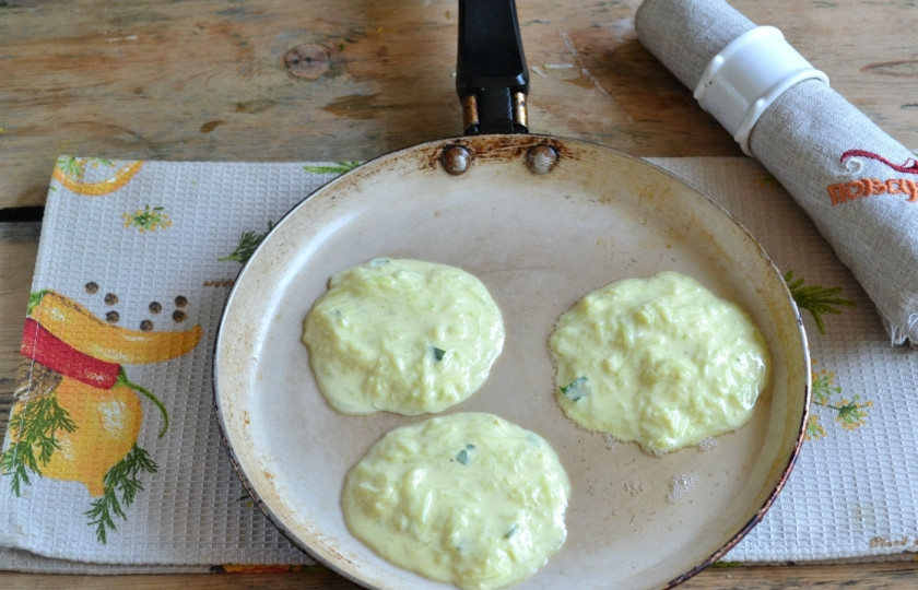 1. Этап. Пышные оладьи из кабачков: Ложкой выкладывайте тесто на сковороду и обжаривайте 2-3 минуты с каждой стороны.