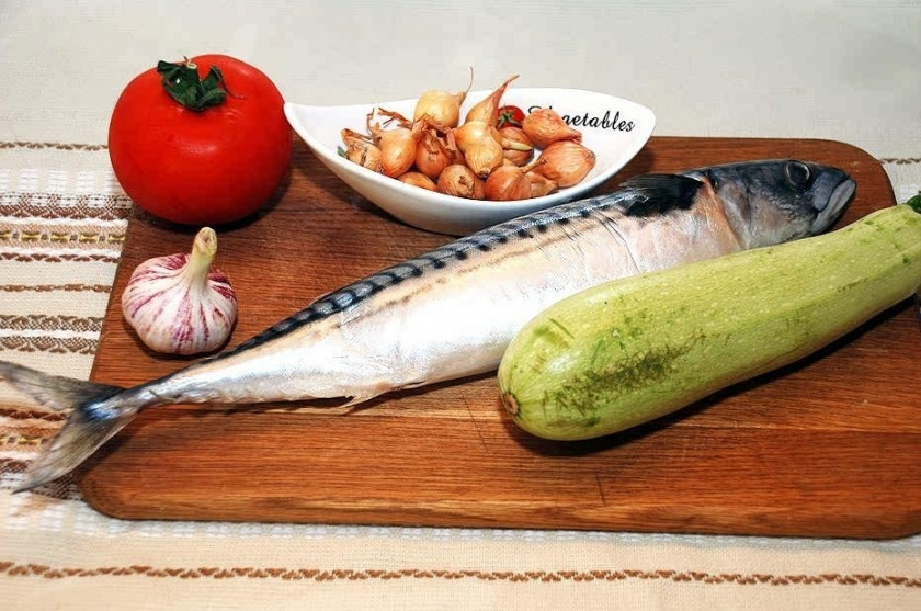 1. Этап. Скумбрия с овощами в духовке: 1. Минимум ингредиентов понадобится для этого блюда: скумбрия, кабачок, помидор, лук, чеснок, соль и специи. Рыбу лучше заранее разморозить, но не использовать СВЧ, чтобы во время запекания она не утратила форму. Достаньте ее на ночь, оставьте просто в холодильнике или в прохладном месте.