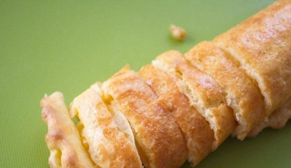 1. Этап. Салат с куриной копченой грудкой простой: 5. Готовый омлет сверните рулетиком, немного остудите и нарежьте.