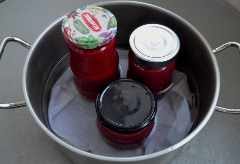 1. Этап. Сок кизиловый: Приготовьте простерилизованные стеклянные банки с крышками, разлейте в них полученный сок. Выложите на дно кастрюли с широким дном салфетку, поставьте банки с соком, накройте крышками, залейте горячей водой примерно на три четверти по высоте, доведите до кипения и стерилизуйте 15-20 минут. После чего закройте крышками, переверните вверх дном и накройте чем-нибудь теплым, например, пледом, до полного остывания.