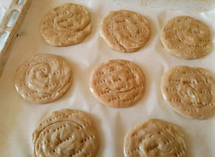 1. Этап. Лепёшки «Фатир» в духовке: Разместите сформированные лепёшки на противне, застеленном пекарской бумагой, слегка смазанной маслом. Поверхность каждой лепёшки также смажьте маслом и наколите вилкой в нескольких местах.