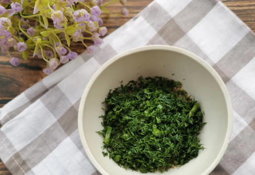 1. Этап. Сметанно-ореховый соус: Укроп мелко нарезать.