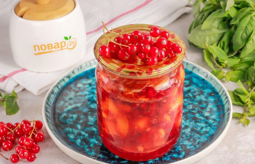 1. Этап. Варенье из красной смородины и персиков: Накройте банку горячей крышкой и закрутите ее при помощи ключа для консервации или по резьбе, если у вас твист крышка. Остудите при комнатной температуре.