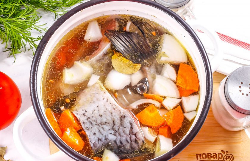 1. Этап. Уха из петуха: Добавьте части рыбы в кастрюлю и отварите вместе с овощами примерно 15 минут.
