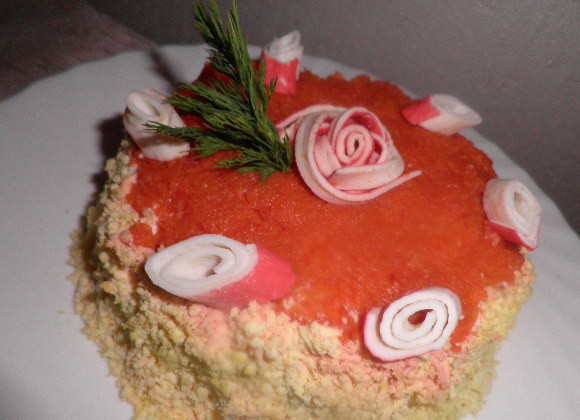 1. Этап. Салат-торт Для милых дам: Забыл написать это салат перевертыш. Поэтому желтками посыпаем когда перевернем салат. А дальше украшаем на своё усмотрение. Приятного аппетита!