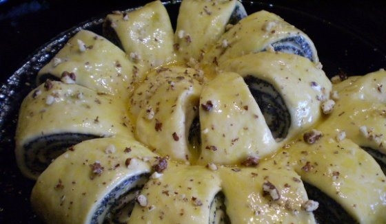 1. Этап. Булочка Улитка с маком: Затем рулет из теста сверните по кругу, чтобы получилось что-то на подобие улитки. Смажьте форму для запекания растительным маслом и выложите тесто в форму. Надрежьте его при помощи ножниц. Смажьте тесто желтком, посыпьте орешками, маком или сахаром. Выпекайте булочки при температуре сто восемьдесят градусов тридцать минут.