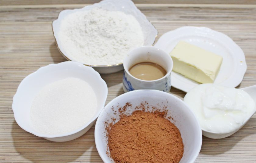 1. Этап. Печенье кофейные зерна: Подготовьте все необходимые ингредиенты. Достаньте сливочное масло из холодильника за 1-2 часа до начала приготовления, чтобы оно было очень мягким. Кофе растворите в горячем молоке и остудите.