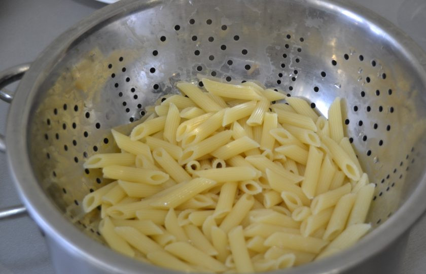 1. Этап. Паста Алла Норма: Готовые макароны откиньте на дуршлаг и слейте воду.