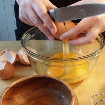 1. Этап. Лимонный керд: Пока сливочное масло растапливается, разобьем в мисочку 4 яйца.