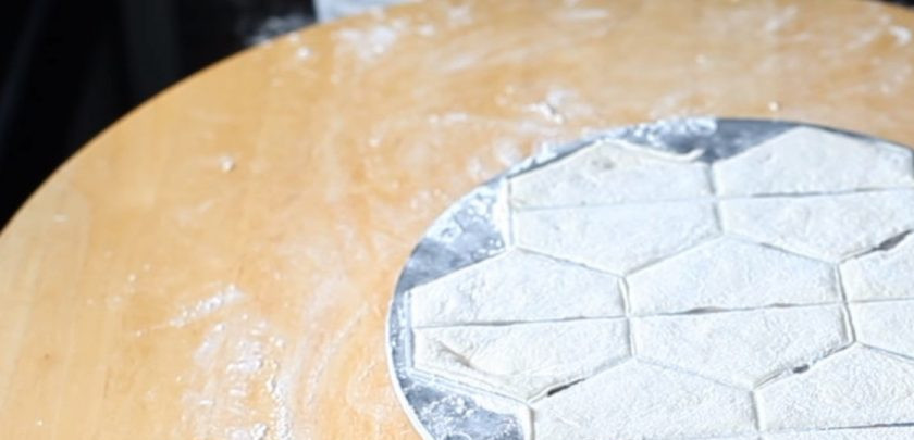 1. Этап. Вареники с творогом на большую семью: 3. Выложите творожную начинку, затем накройте ее вторым пластом теста. Несколько раз пройдитесь скалкой по форме, чтобы разрезать тесто.