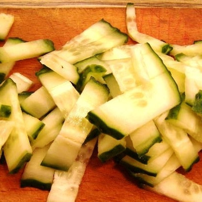 1. Этап. Салат Охотничий: Огурцы - соломкой.