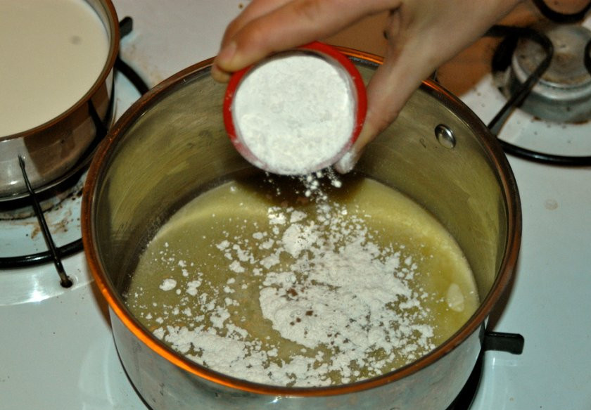 1. Этап. Курица в соусе Бешамель: 2. В полностью растопленное масло ввести в несколько этапов муку, тщательно перемешивая.