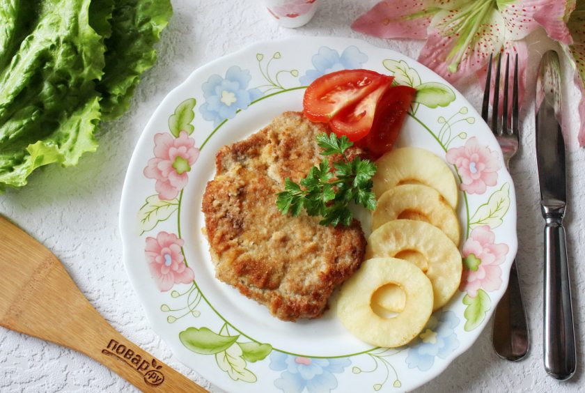 1. Этап. Шницель из свинины с яблоком: Переложите шницель на тарелку, рядом выложите яблоки. Оформите по своему вкусу и подавайте горячим.