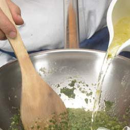 1. Этап. Суп из морепродуктов (Cacciucco alla livornese): Влить 1 стакан белого вина.