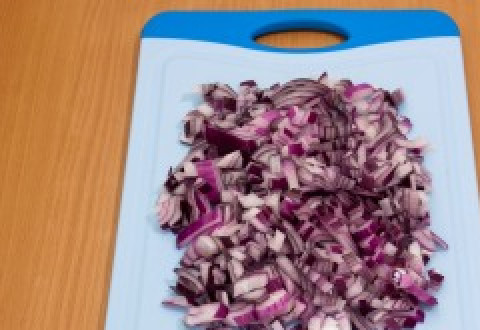 1. Этап. Кабачки с болгарским перцем: Нарезаем мелко лук.