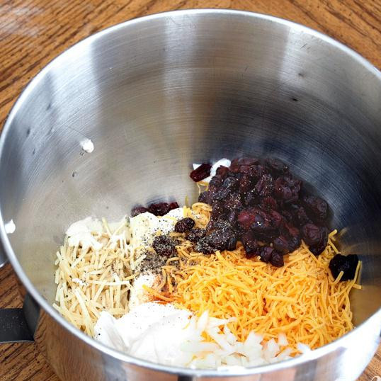 1. Этап. Сырный шар: Поместите все ингредиенты в миску миксера, кроме орехов пекан.