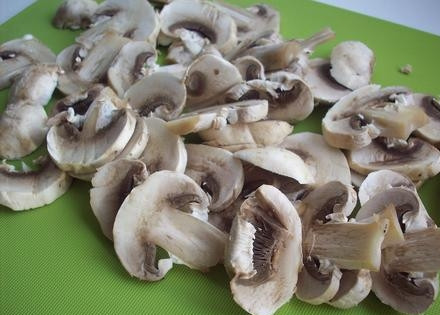 1. Этап. Итальянский суп с грибами: Грибы порезать пластинками.