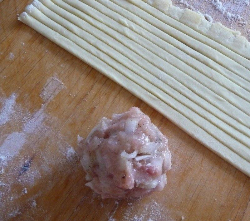1. Этап. Клубочки ниток: Затем делаем из начинки фрикадельки и тонкими одинаковыми полосками нарезаем тесто.