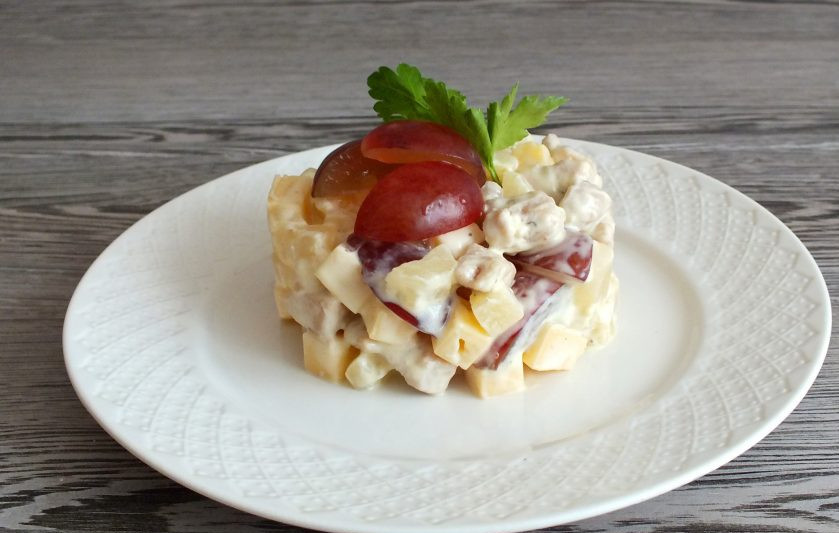 1. Этап. Салат Мадам с курицей и виноградом: По истечении времени, сервируйте салат по своему желанию и подавайте к столу.