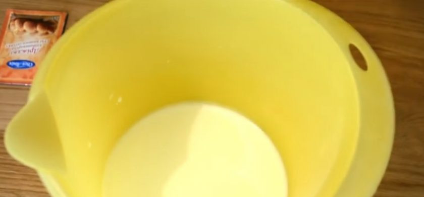 1. Этап. Открытые пирожки с творогом: 1. Теплое молоко смешайте с дрожжами, сахаром, несколькими ложками муки и оставьте при комнатной температуре на 15-20 минут. Добавьте яйца комнатной температуры, оставшийся сахар, ванильный сахар, соль и теплое растительное масло.