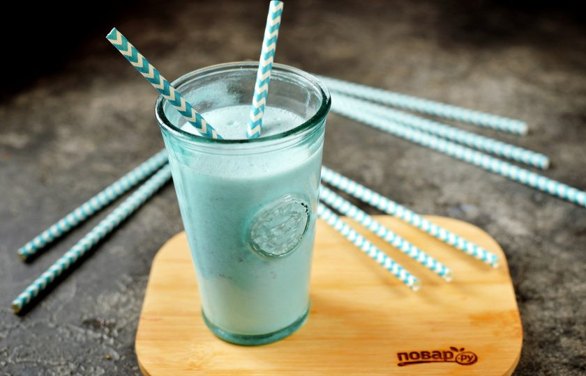 1. Этап. Коктейль Айсберг в океане: Сразу же перелейте коктейль в высокий стакан и подавайте с трубочкой.