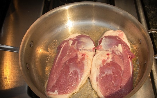 1. Этап. Cоус для утиной грудки апельсиновый: 4. Разогрейте на сковороде растительное или сливочное масло, обжарьте грудку до румяной корочки на сильном огне. Добавьте соль и перец по вкусу.