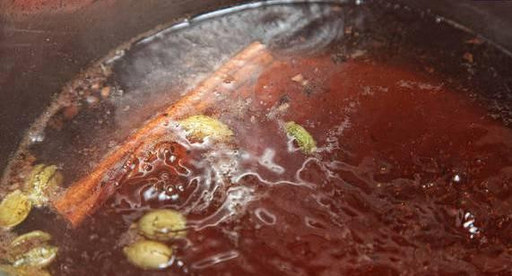 1. Этап. Халава: На огонь ставим кастрюлю с водой. Доводим ее до кипения и добавляем молотый кардамон, гвоздику, палочку корицы и сахар.